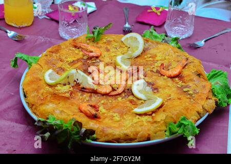 Bastila oder `Pastilla` ist ein traditionelles marokkanisches Gericht. Fisch Bastila ist ein Kuchen mit Fisch, Eiern, Zwiebeln, Zucker gefüllt. In einigen Regionen Marokkos ist es so Stockfoto